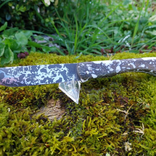 Couteau pliant gravé à la main