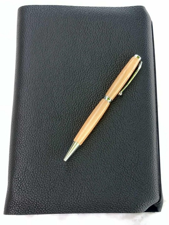 Protège carnet en cuir et son stylo – Image 3
